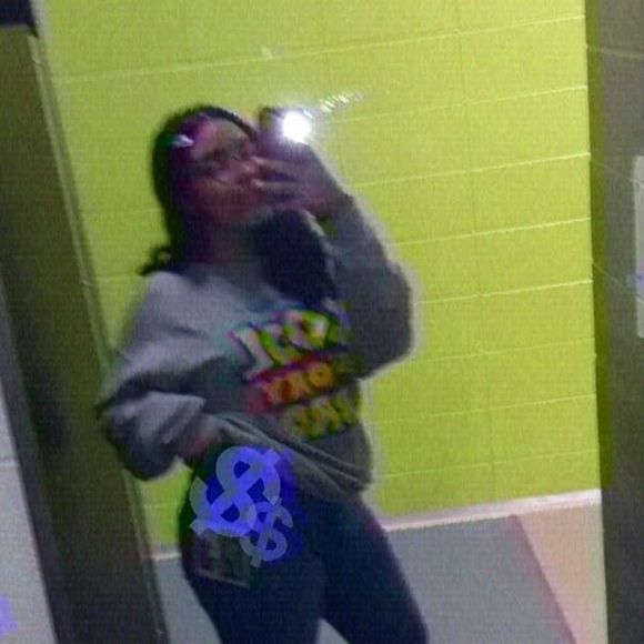 Meet your Posher, Fernanda - Picture 1 of 1